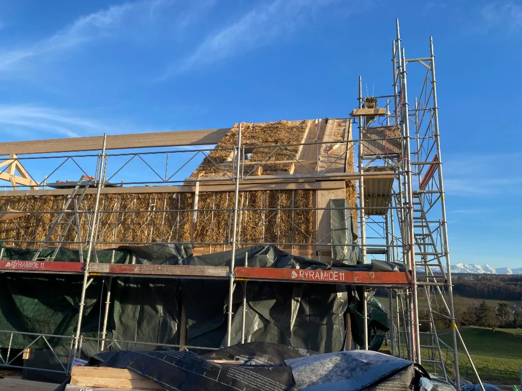 Structure de la maison en paille en cours de construction