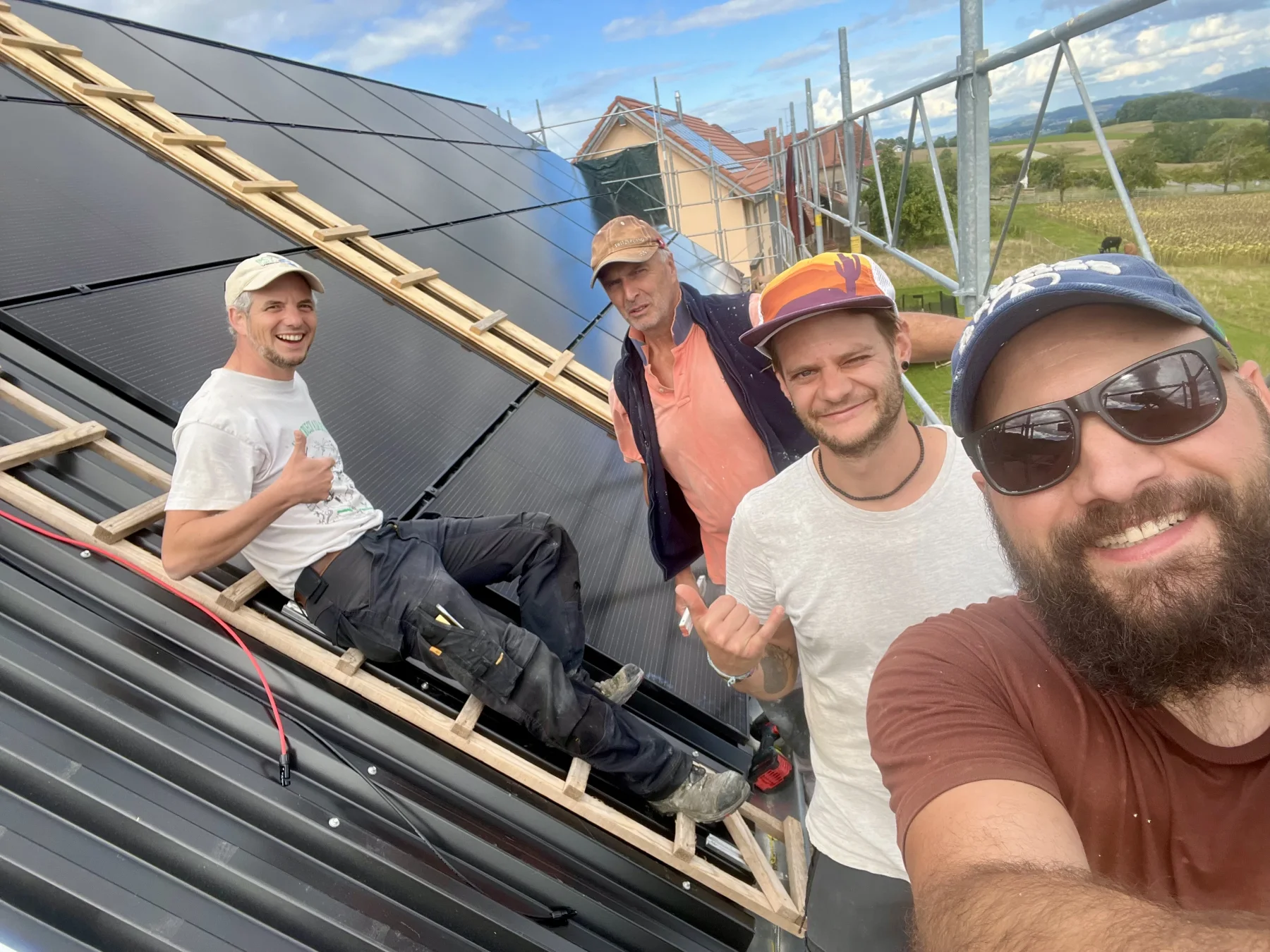 Vue de la toiture équipée de panneaux photovoltaïques.