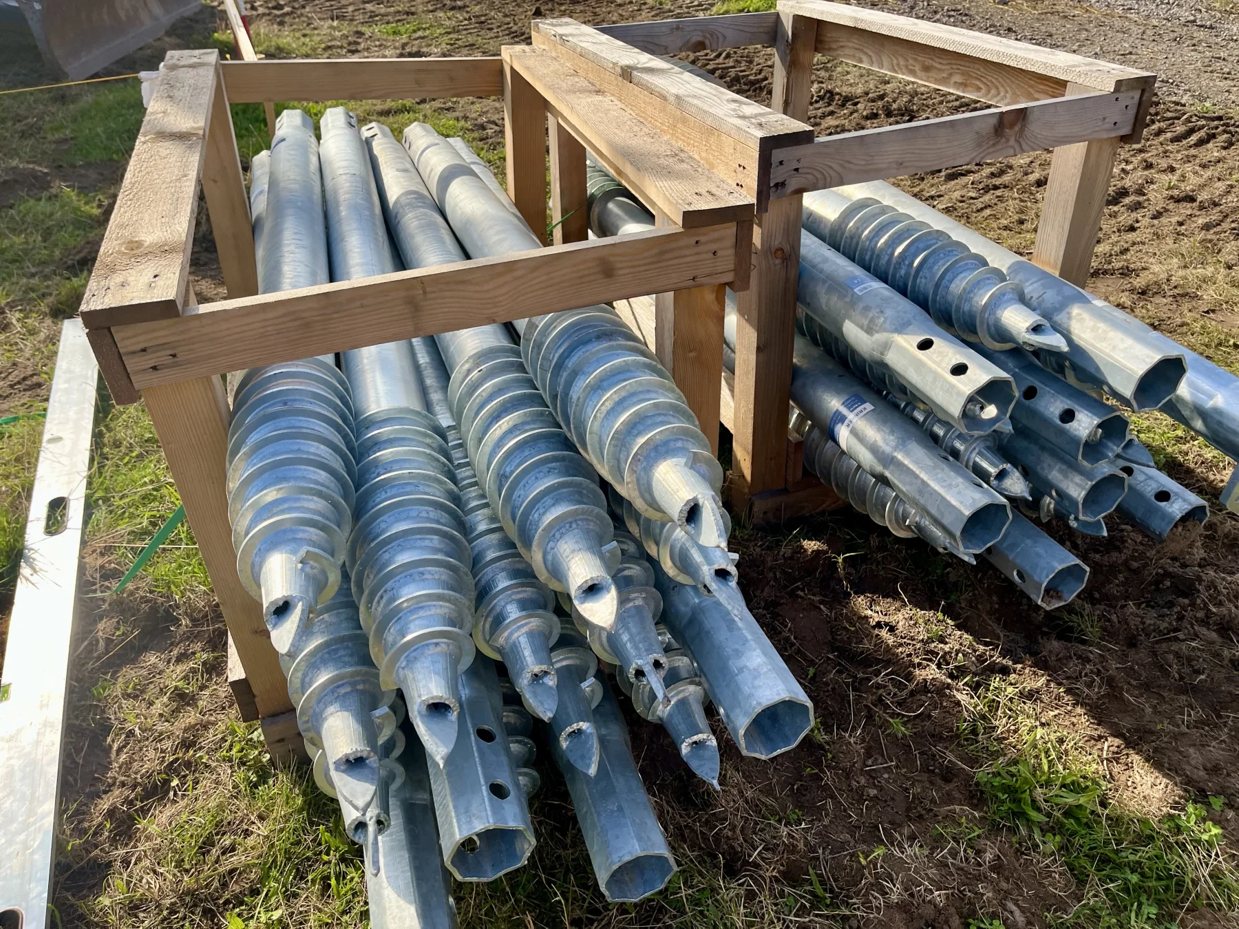 Fondations sur pilotis et intervention légère sur le terrain.