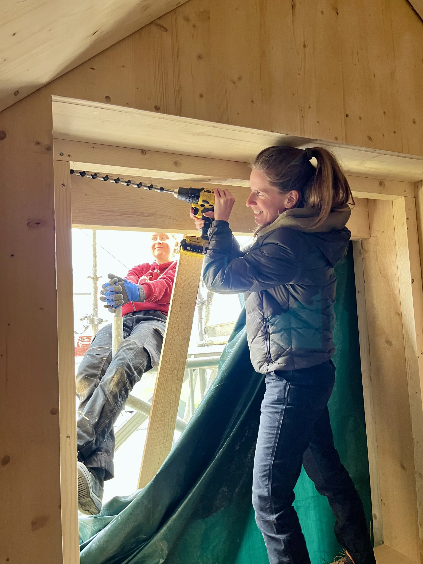 Vue du chantier en cours et des aménagements intérieurs.